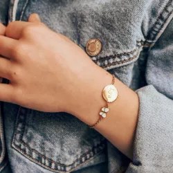 Bracelet personnalisé papillon laqué ivoire porté