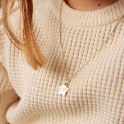 Collier pendentif étoile gravé porté