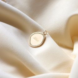Pendentif galet plaqué or à personnaliser