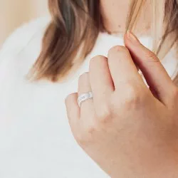 bague personnalisée argent portée