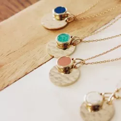 collier pierre fine et médaille personnalisé