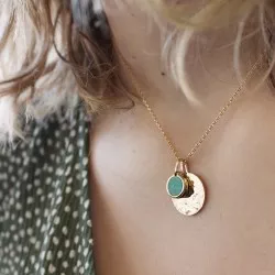collier médaille et pierre verte personnalisé