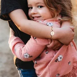 Bracelet médaille enfant papillon laqué ivoire porté